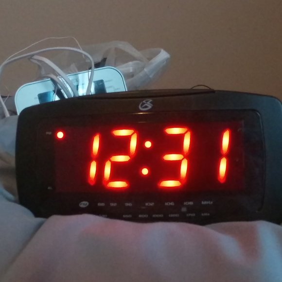 GPX AM/FM Clock Radio CR2307, Good Condition - Picture 2 of 8